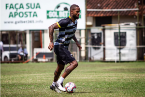 Zagueiro ex-Vasco e Cruzeiro treina em CT de time da Série C para manter a forma e anima torcida: 'Assina logo'
