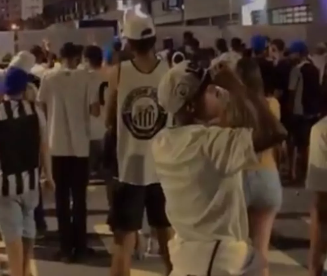 Noite tensa! Torcida do Santos protesta em frente a Vila Belmiro após eliminação na Copa do Brasil