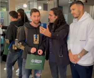 Esmeraldinizado? Messi e técnico do PSG são presenteados com camisas de time da Série B em Paris
