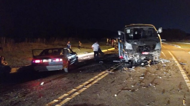 Acidente envolvendo micro-ônibus de time de vôlei deixa três mortos em SC