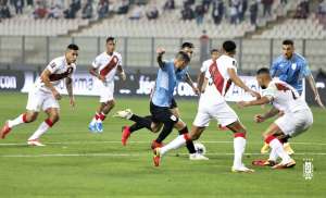 ELIMINATÓRIAS: Com gol de meia do Flamengo, Peru e Uruguai ficam no empate