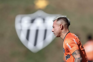 Mineiro: Com lesão no joelho, Vargas é desconvocado por seleção chilena e volta ao Atlético-MG