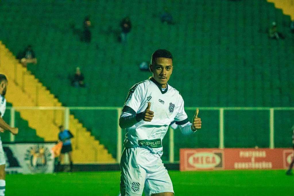 Autor de gols da vitória no Copa Santa Catarina, Paolo comemora: “Muito feliz com o momento”