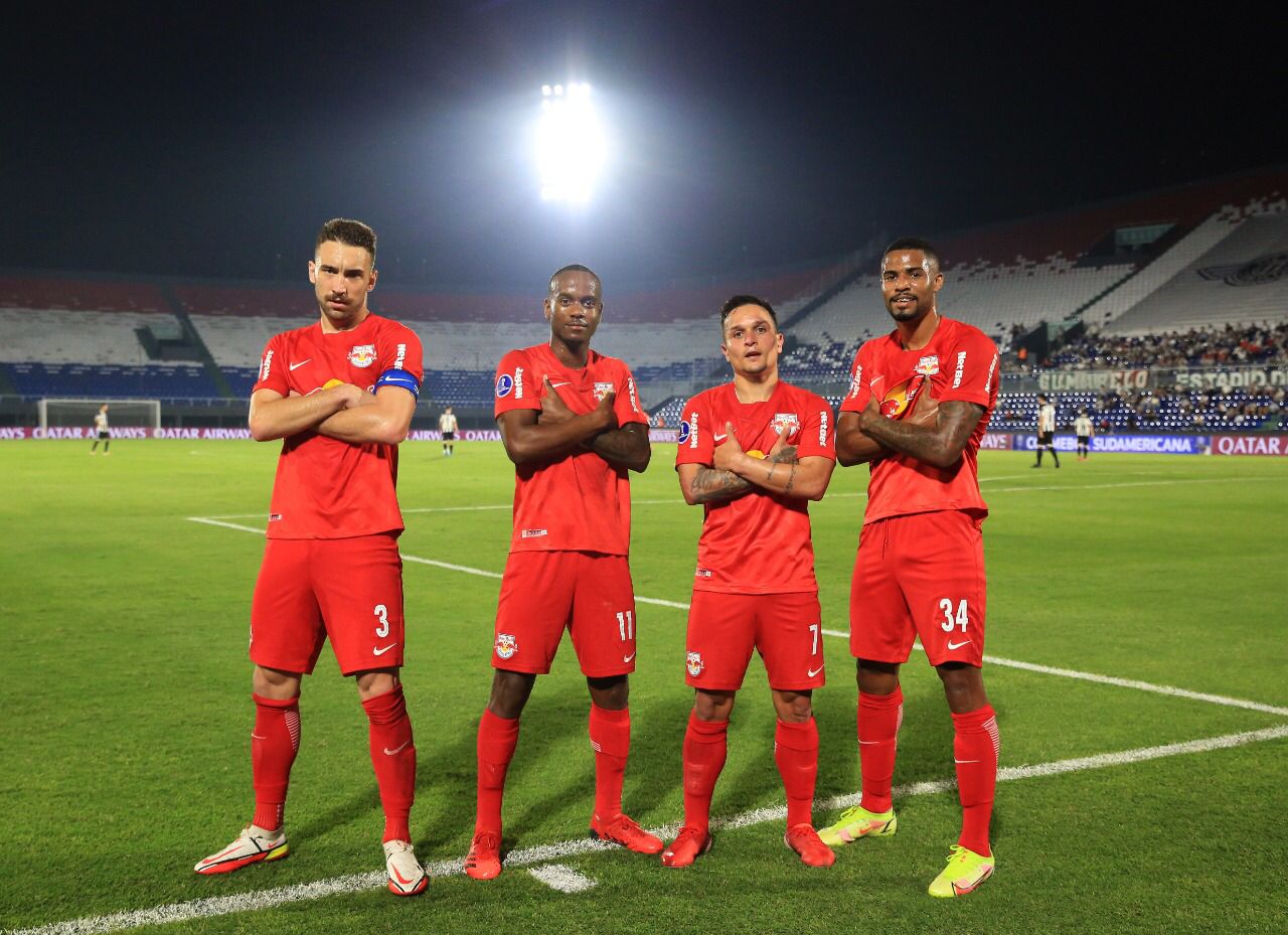 Festa para todos os lados! Torcedores comemoram classificação do RB Bragantino para final da Sul-Americana