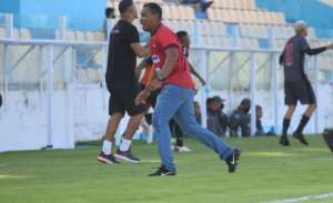 Técnico e jogador trocam socos e são expulsos em partida da Série D do Brasileiro