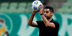 Athletico-PR se pronuncia após saída de treinador: 