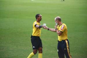 Torcedor joga 'copo com líquido amarelo' no gramado e é expulso de jogo da Série D