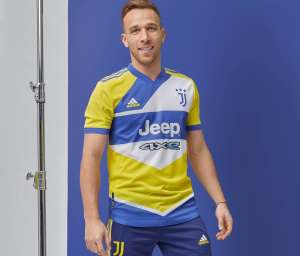 Italiano: Brasileiro volta a sofrer acidente automobilístico e detona sua Ferrari