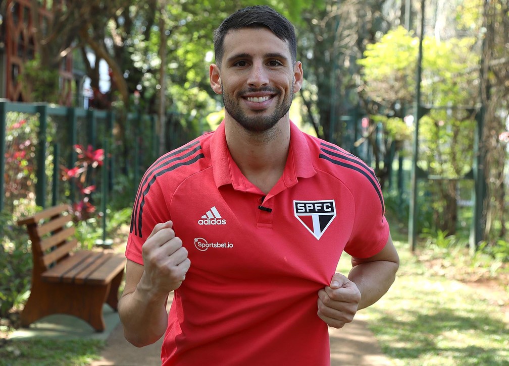 De volta ao São Paulo, Calleri visita CT, passa por exames e conversa com Crespo