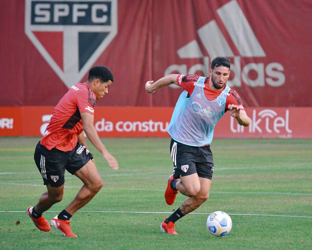Calleri e Gabriel Neves fazem primeiro treino com o elenco do São Paulo