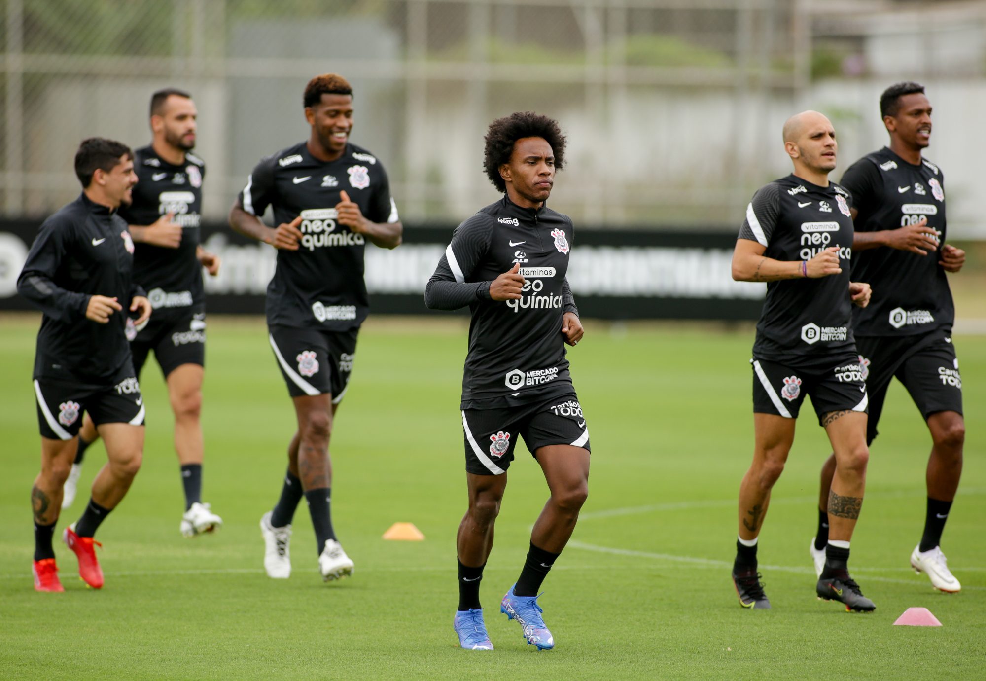 Após encerrar quarentena, Willian retorna aos treinamentos no Corinthians