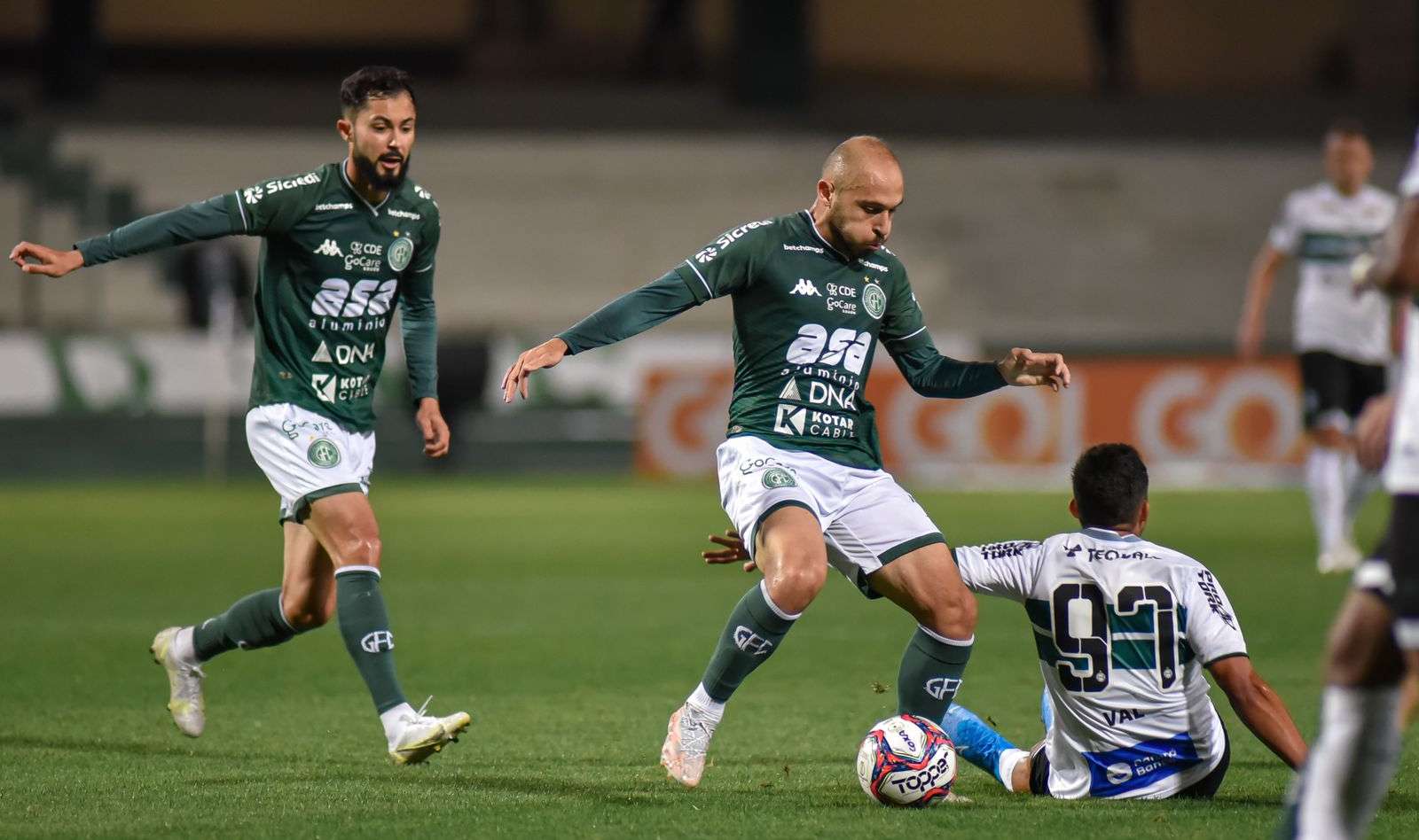 Coritiba 1 x 0 Guarani – Coxa presenteia torcida e conta com pênalti perdido para disparar na liderança