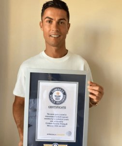 Recordista de gols por seleções, Cristiano Ronaldo posta com prêmio do Guinness; FOTO AQUI