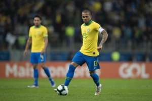Indefinição sobre futuro tira Daniel Alves da seleção e com risco de não jogar Copa