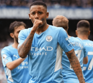 Inglês: Gabriel Jesus anuncia em comemoração de gol que será pai pela primeira vez