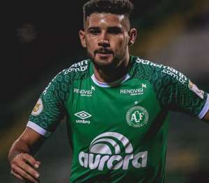Após dois meses lesionado, zagueiro se coloca à disposição e mira salvar a Chapecoense da degola