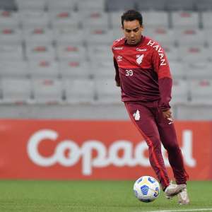 Meia e ídolo do Athletico-PR, não faz mais parte dos planos da equipe e já treina separado do elenco