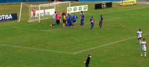 Após choque de cabeça, jogador da Série D cai desacordado e é retirado de ambulância