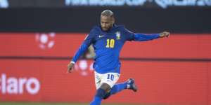 Após críticas, Neymar nega estar gordinho: 'No próximo jogo peço camisa M'