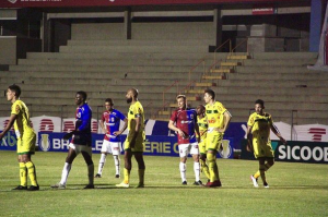 Série C: Rebaixado, Paraná recebe o Oeste, que também já caiu