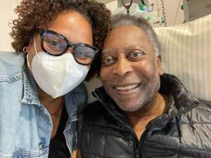 Mostrando boa evolução, Pelé canta hino do Santos em vídeo publicado pela filha