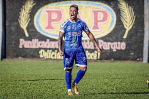 Série D: Atacante comemora gol que colocou Penarol-AM em vantagem por vaga