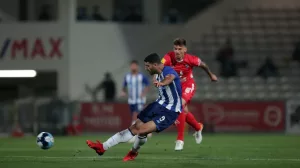 PORTUGUÊS: Porto e Sporting vencem no fim e seguem caça ao Benfica