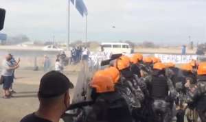 Pedras, rojões... Torcida de clube do Brasileirão protesta e entra em choque com a polícia