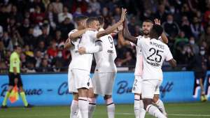 FRANCÊS: PSG marca no fim, ganha do Metz e Mbappé causa confusão ao provocar goleiro rival