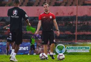 Técnico da Série D tem dores no peito e passa por cateterismo, mas clube tranquiliza