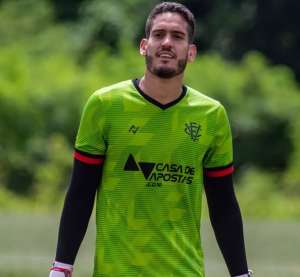 Sem acordo, Vitória comunica saída de goleiro após a Série B