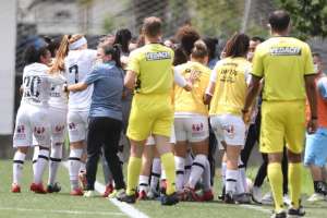 PAULISTÃO FEMININO: Sob chuva, Santos vence Ferroviária e assume provisoriamente a liderança