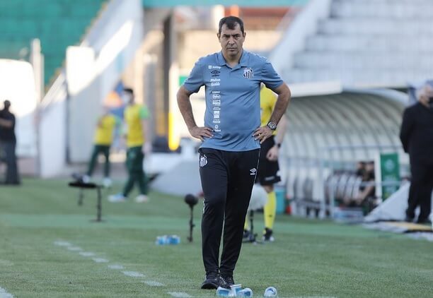 Carille aponta desatenção do Santos em derrota: ‘A gente se perdeu na partida’