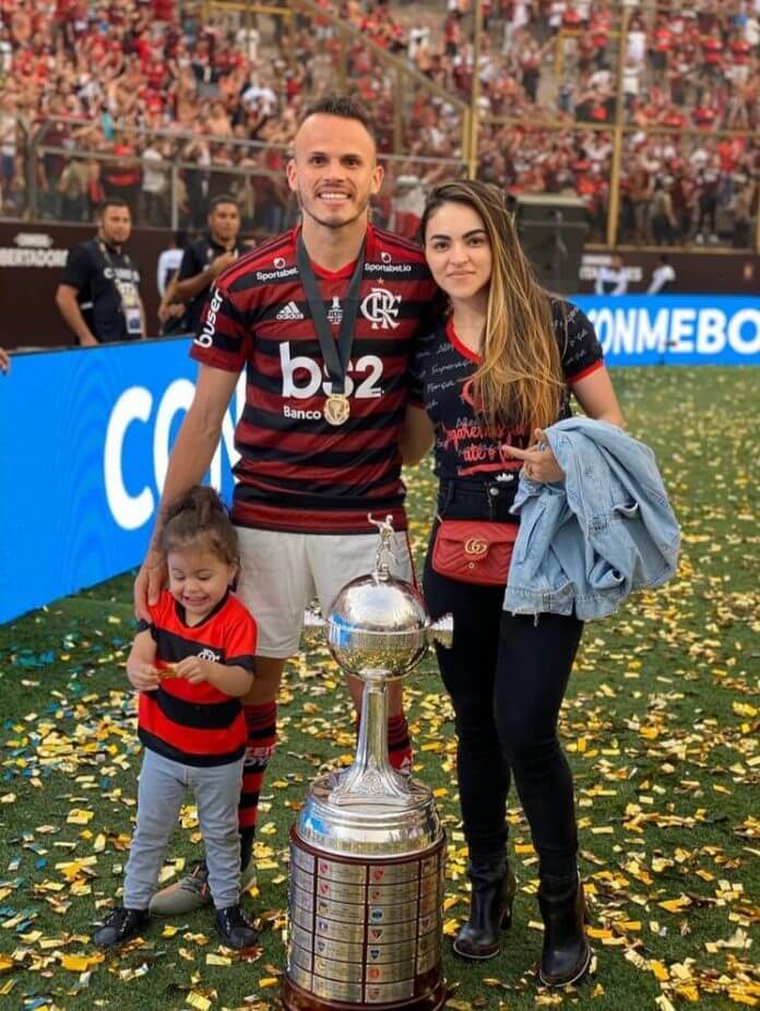 Após falha de jogador do Flamengo, esposa revela que filhos foram agredidos verbalmente na web