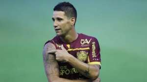 Thiago Neves rebate torcedor e afirma que comprou 