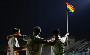 Zagueiro do Vasco relembra episódio da campanha LGBTQIA+: 