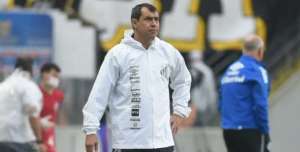 Técnico do Santos elogia atletas por aguentarem pressão do jogo: 'Virou mais que decisão'
