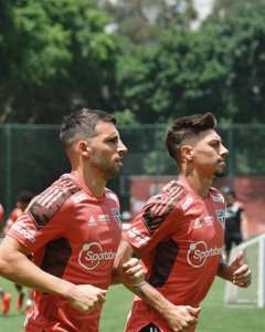 Calleri e Rigoni correm no campo em treino do São Paulo, mas sem volta definida