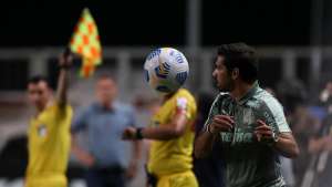 Abel critica arbitragem de Vuaden, mas admite: 'Palmeiras não pode se esconder'
