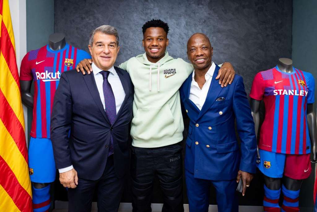 Espanhol: ‘Herdeiro’ de Messi, atacante renova com o Barcelona até 2027