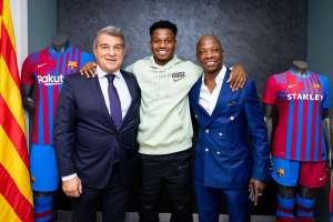 Espanhol: 'Herdeiro' de Messi, atacante renova com o Barcelona até 2027