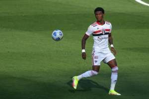 Elogiados contra o Corinthians, Arboleda e Léo viram concorrentes no São Paulo
