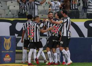 Fábio Carille evita falar de arbitragem e lamenta falhas no jogo aéreo do Santos