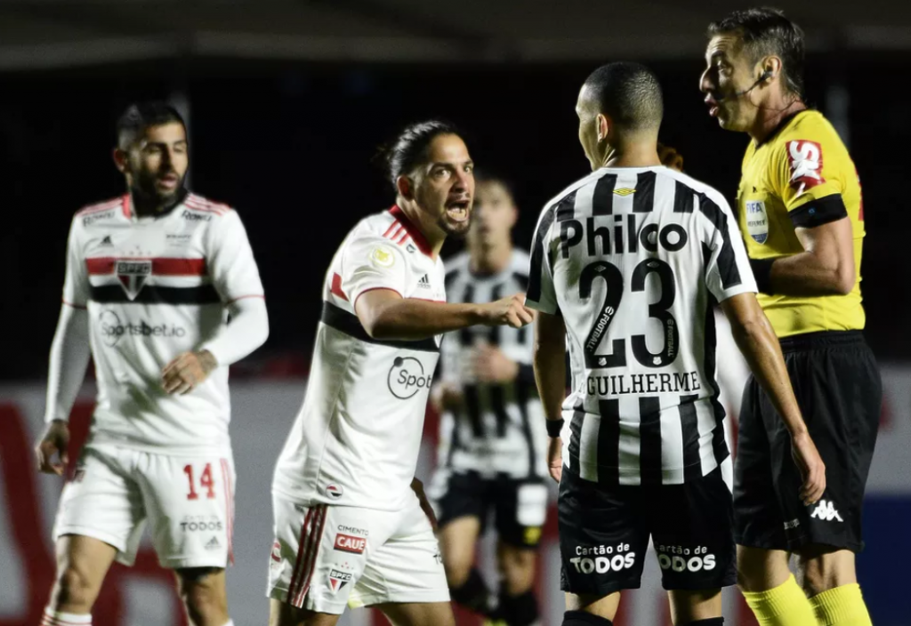 Sem espaço, meio-campista do São Paulo tem permanência no clube questionada por empresário