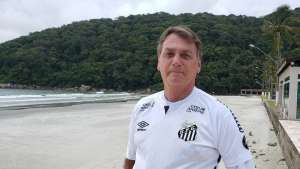 Vetado na Vila Belmiro, Bolsonaro menospreza imunização e dispara: 
