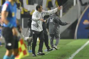 Carille elogia entrega do Santos e diz fazer 'papel de pai' durante crise