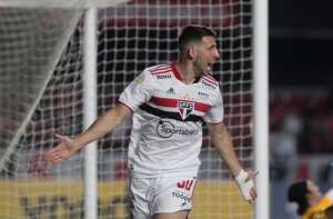 Calleri troca folga no São Paulo por início de tratamento das dores musculares