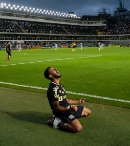 Camacho diz se 'sentir em casa' no Santos ao explicar euforia em comemoração