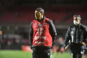 Carille vê evolução do Santos em clássico e valoriza 'entrega e luta'