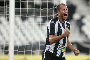 Série B: Joel Carli exalta luta do Botafogo e mostra incômodo com ausência da torcida visitante